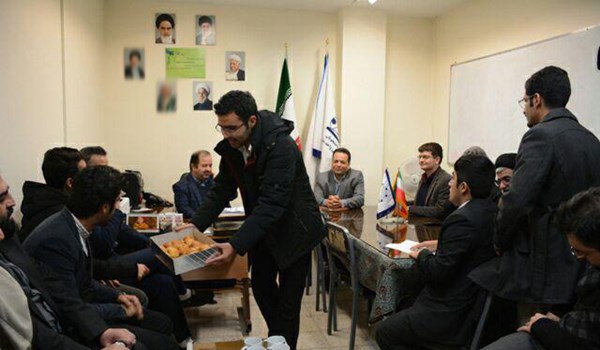خشم دانشجویان بسیجی از عکس گرفتن رئیس زیر تصاویر سران فتنه