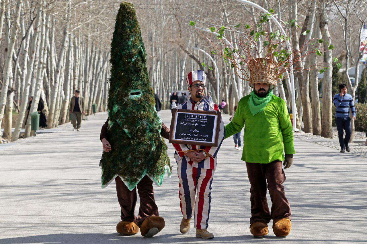 اجرای نمایش های خیابانی با موضوع حفظ درختان