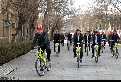 دوچرخه‌سواری رئیس سازمان انتقال خون با حناچی