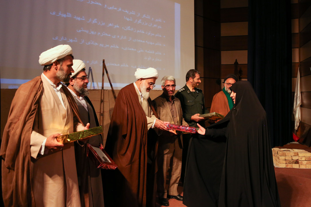 میزان برخورداری از تقوا و کرامت، عامل برتری زن و مرد از یکدیگر است میزان برخورداری از تقوا و کرامت، عامل برتری زن و مرد از یکدیگر است