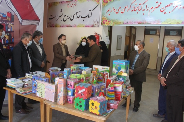 اهدای 100میلیون ریال کتاب و تجهیزات بازی کودکان به کتابخانه های ایوان