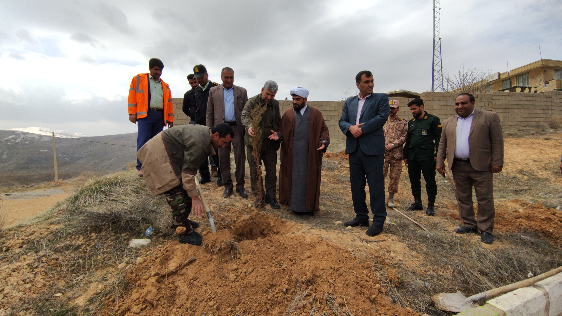 غرس نهال توسط مسئولان در مارگون غرس نهال توسط مسئولان در مارگون