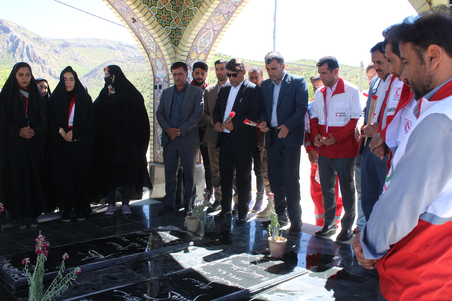 غبار روبی گلزار شهدا بمناسبت هفته هلال احمر در مارگون غبار روبی گلزار شهدا بمناسبت هفته هلال احمر در مارگون