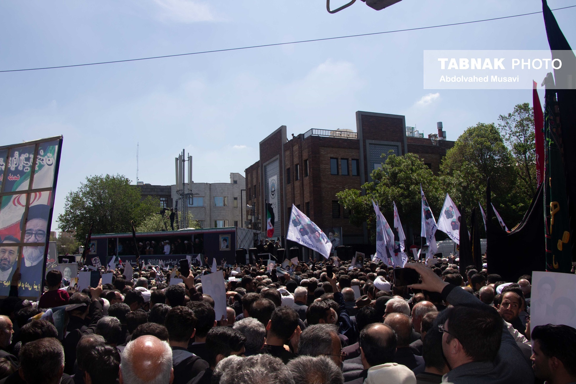 تصاویر/ تشییع حماسی امام جمعه شهید توسط مردم تبریز