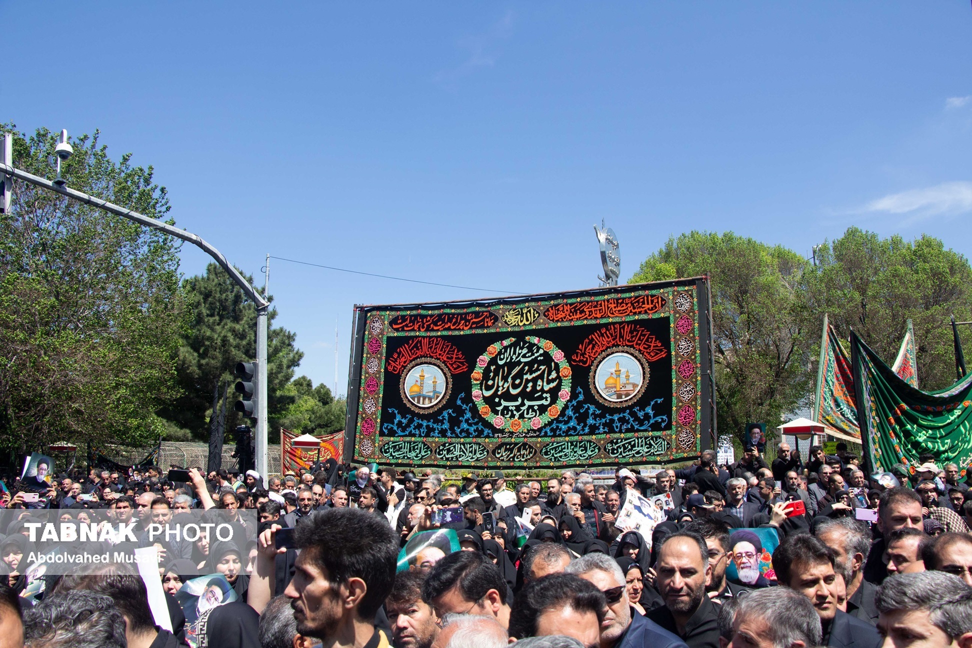 تصاویر/ تشییع حماسی امام جمعه شهید توسط مردم تبریز