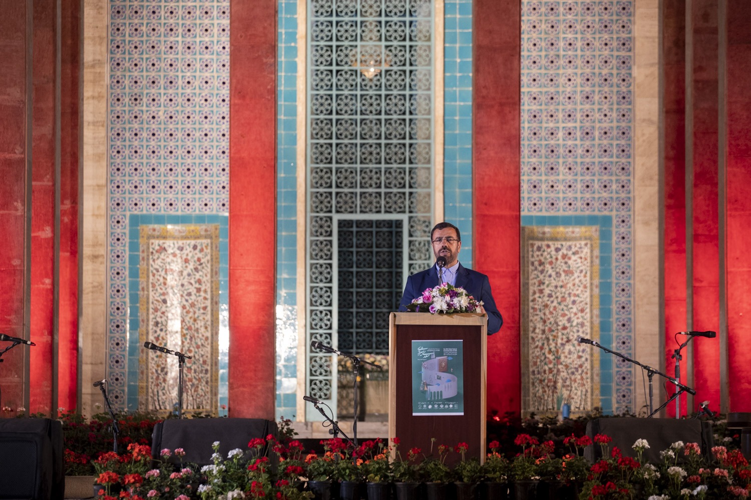 شیراز را با حکمت سعدی و مهر اداره خواهیم کرد