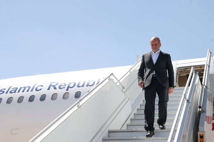 دکتر پزشکیان دقایقی قبل وارد بندرعباس شد دکتر پزشکیان دقایقی قبل وارد بندرعباس شد