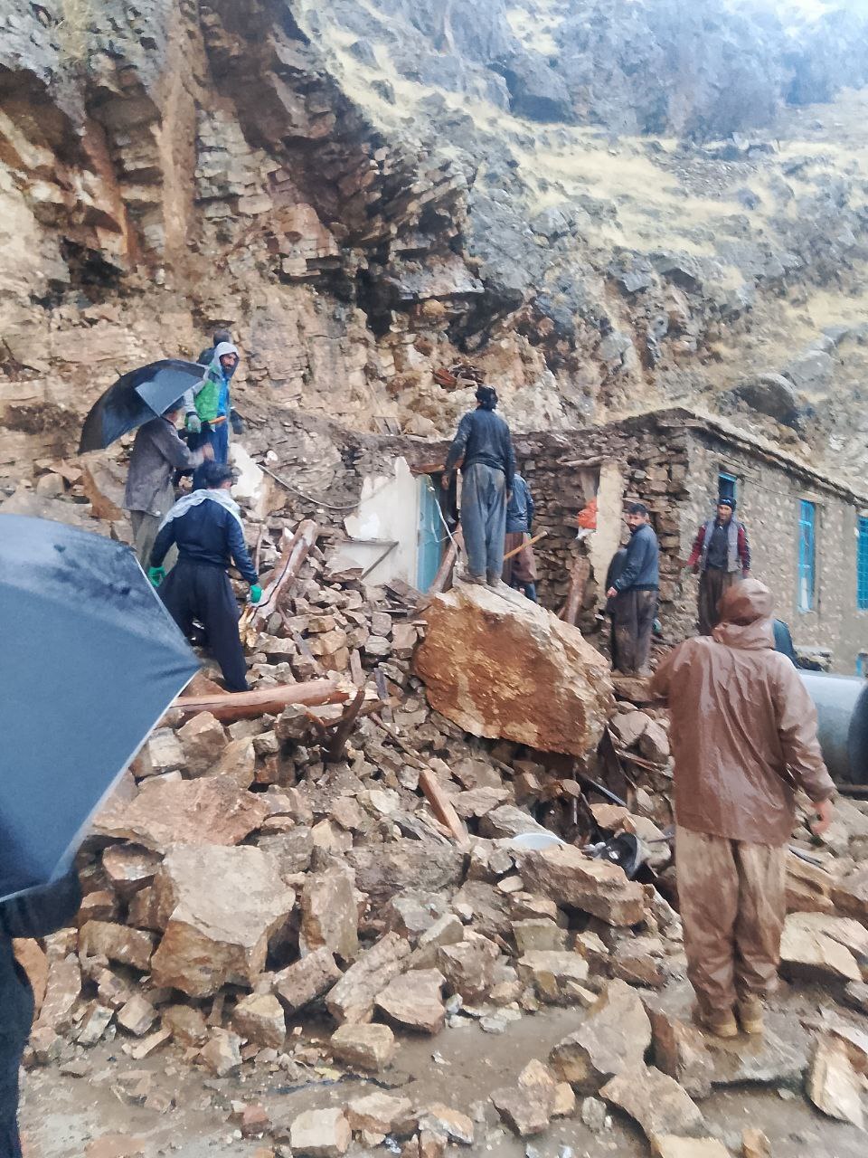 خسارت باران و ریزش سنگ در هورامان تخت/ دام‌ها گرفتار آوار شدند، جانی در خطر نبود + تصاویر