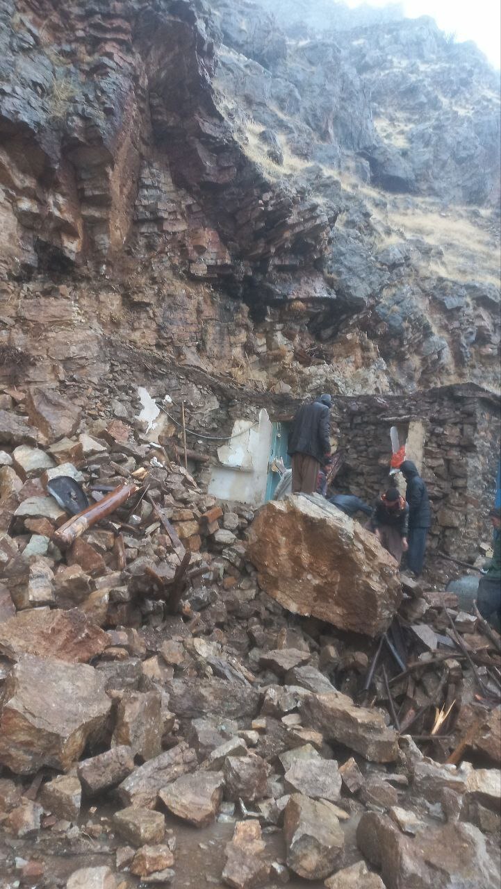 خسارت باران و ریزش سنگ در هورامان تخت/ دام‌ها گرفتار آوار شدند، جانی در خطر نبود + تصاویر