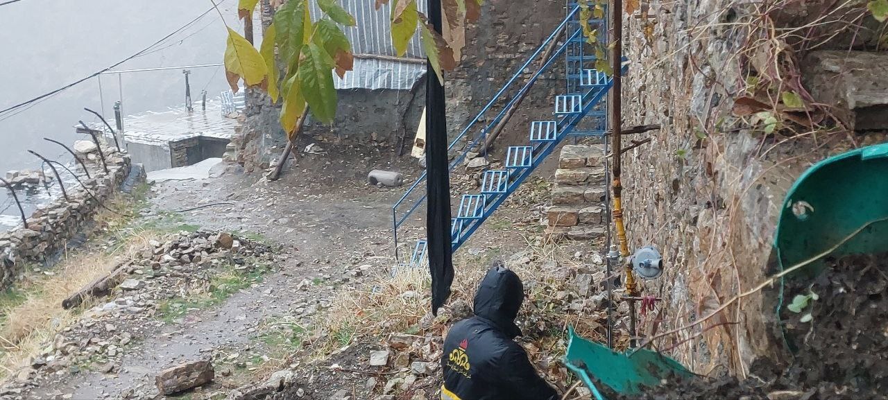 خسارت باران و ریزش سنگ در هورامان تخت/ دام‌ها گرفتار آوار شدند، جانی در خطر نبود + تصاویر