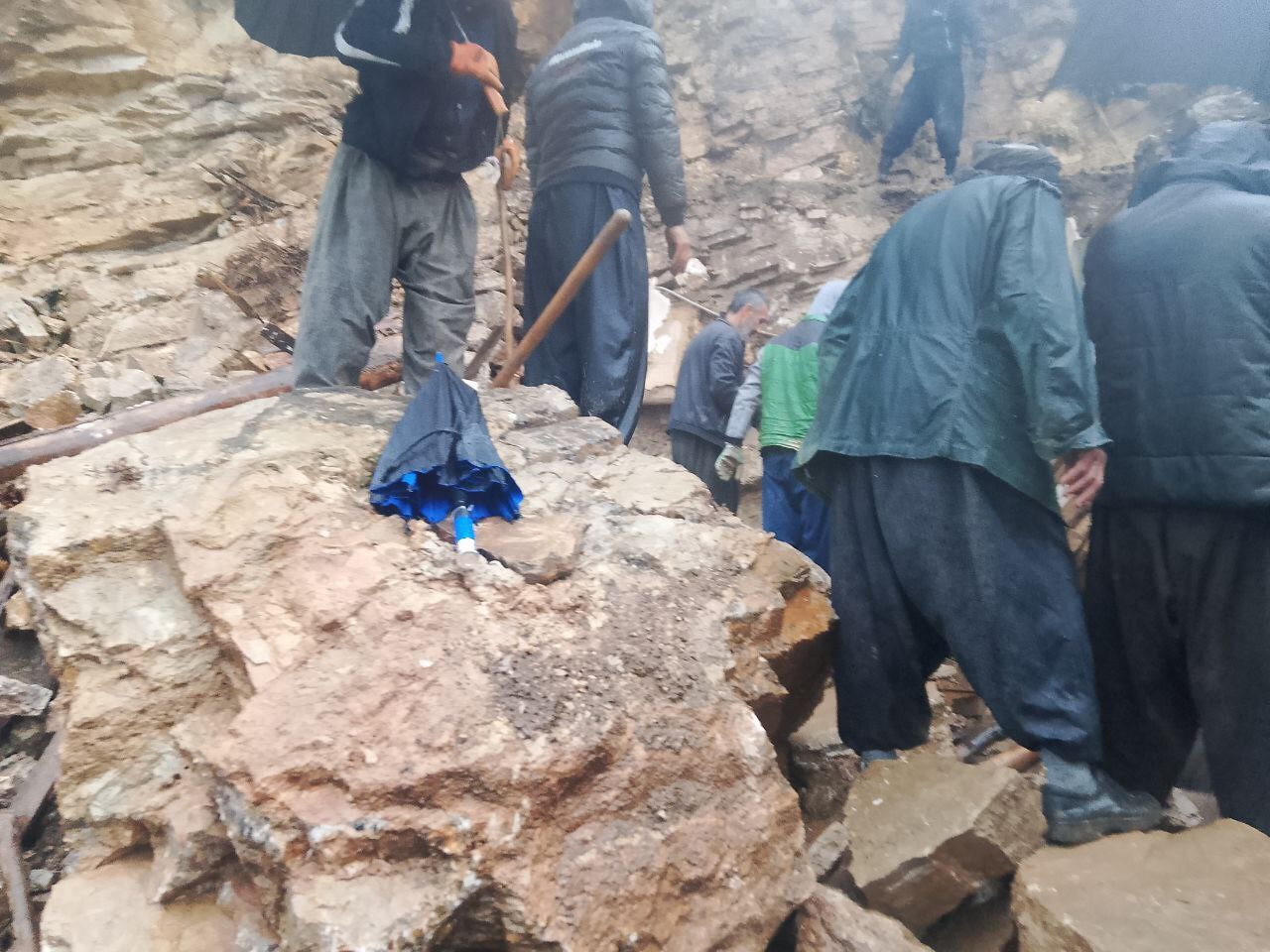 خسارت باران و ریزش سنگ در هورامان تخت/ دام‌ها گرفتار آوار شدند، جانی در خطر نبود + تصاویر