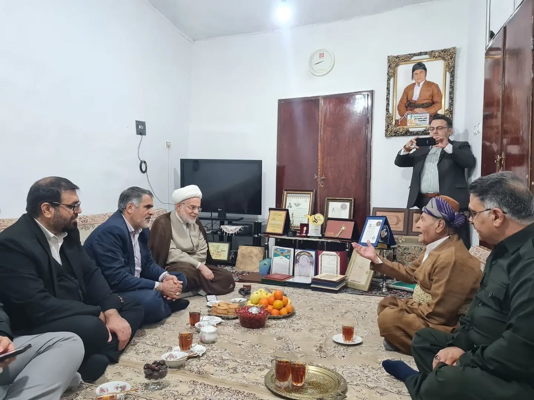 تجلیل نماینده ولی‌فقیه و مسئولان فرهنگی از هنرمند کردستانی/ آواز سیاوچمانه ماموستا کیمنه‌ای برای نماینده رهبری + فیلم و تصاویر