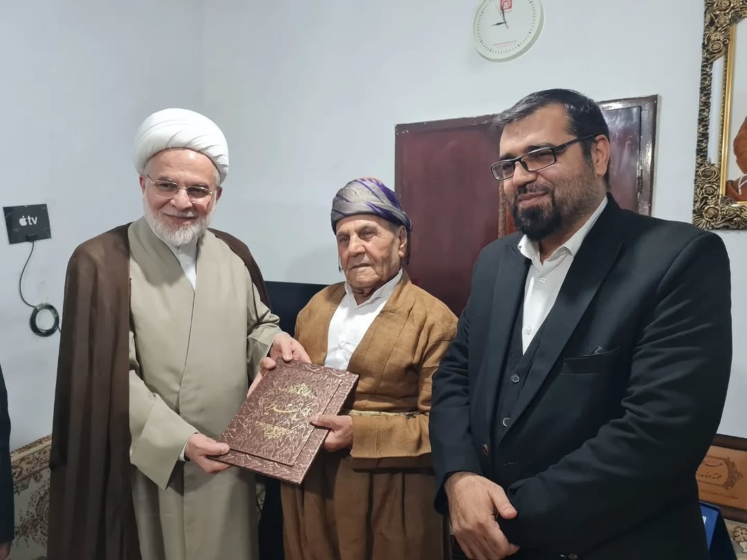 تجلیل نماینده ولی‌فقیه و مسئولان فرهنگی از هنرمند کردستانی/ آواز سیاوچمانه ماموستا کیمنه‌ای برای نماینده رهبری + فیلم و تصاویر