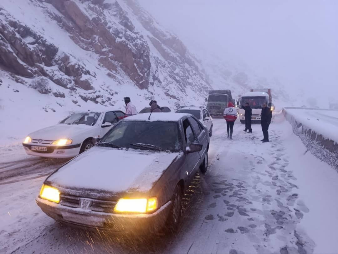 آماده‌باش کامل تیم‌های عملیاتی هلال‌احمر کردستان برای امدادرسانی در بارندگی‌های شدید/اسکان اضطراری ۲۱۷ نفر در مسیر سقز دیواندره